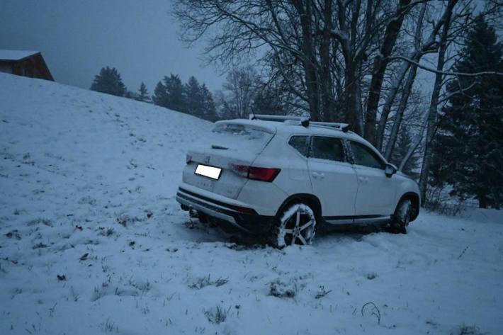 Selbstunfall auf schneebedeckter Fahrbahn