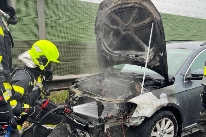 Der Fahrer und die Beifahrerin konnten sich in Sicherheit bringen.