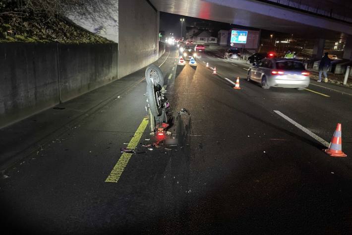 Motorradfahrer erheblich verletzt.