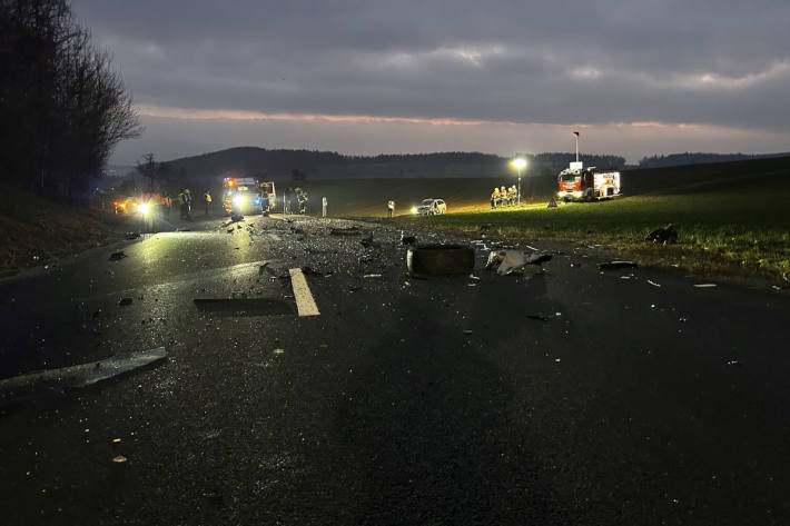Während der Unfallaufnahme musste die Strasse mehrere Stunden gesperrt werden.