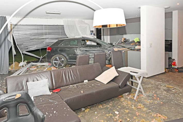 Auto kracht in Wohnhaus in Hallau