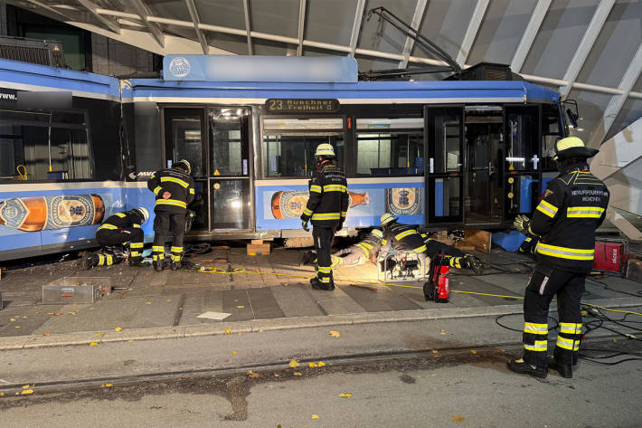 Die Straßenbahn prallte in Folge in die Haltestelle.