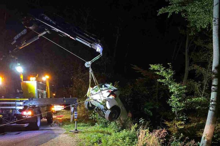 Mit Hilfe eines Krans aus dem Wald geborgen