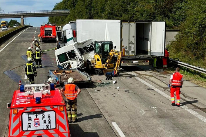 Ein Transporter und ein Lkw kollidierten.