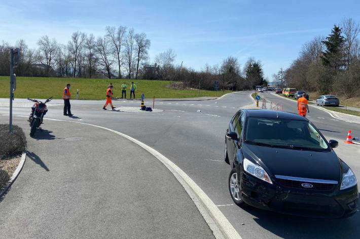 Motorradfahrer bei Verkehrsunfall in Knonau schwer verletzt