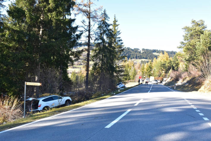 Auf der Fahrbahn im Hintergrund das Auto der 27-Jährigen. Links neben der Strasse liegen beide entgegenkommenden Autos. Der Himmel ist strahlend blau.