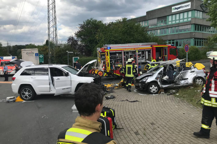 Schwerer Verkehrsunfall mit zwei verletzten Personen