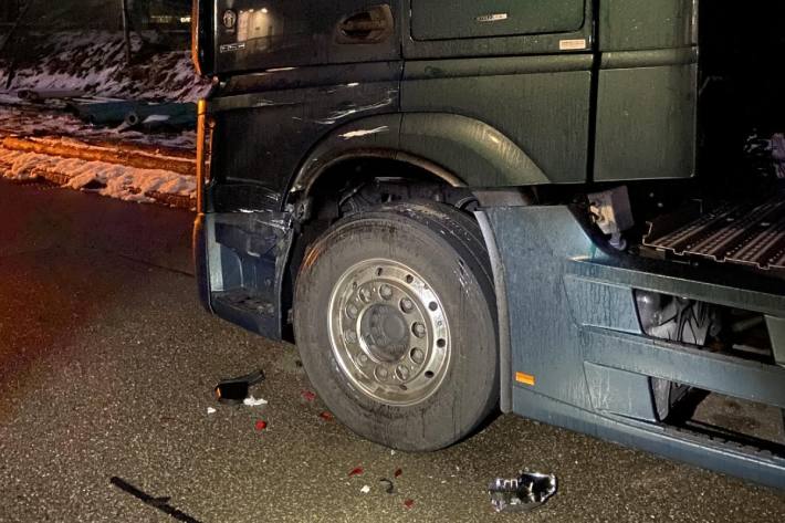 Am Montag wurde in Aesch BL ein Lastwagen von einem unbekannten Fahrzeug beschädigt.