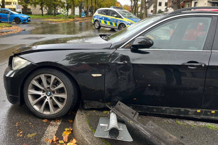 Danach rammte der BMW noch ein Stoppschild.
