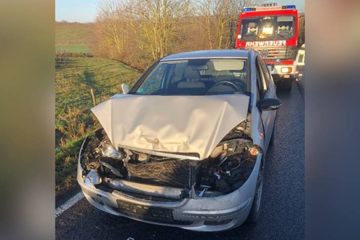Von der Sonne geblendet schweren Verkehrsunfall gebaut