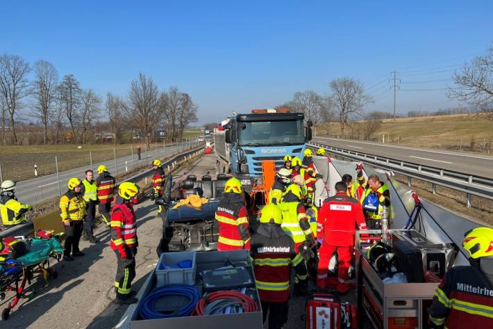 Ein Auto und ein Lastwagen kollidierten.