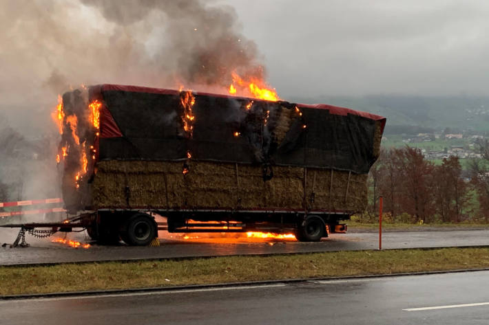 Anhänger mit Stroh in Brand geraten in Giswil