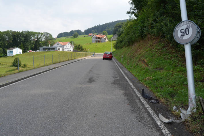 Von der Strasse abgekommen und mit Kandelaber kollidiert