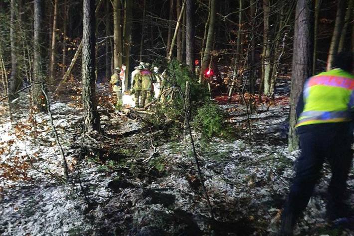 Sein Wagen überschlug sich mehrfach in den Wald, kollidierte mit Bäumen und kam circa 50 Meter weit von der Autobahn entfernt zum Liegen