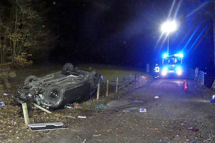 Bei der Flucht vor einer Polizeikontrolle hat sich in Marienheide ein Mann mit einem Auto überschlagen