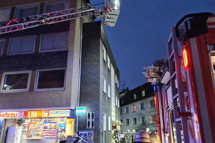 Feuerwehr rettet Mann aus verrauchter Wohnung in Essen