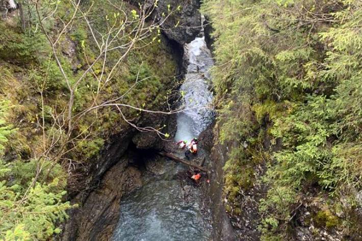  17 Meter über Wasserfall abgestürzt