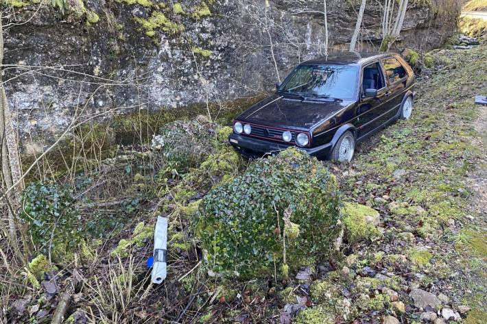 Kontrolle über VW Golf verloren.