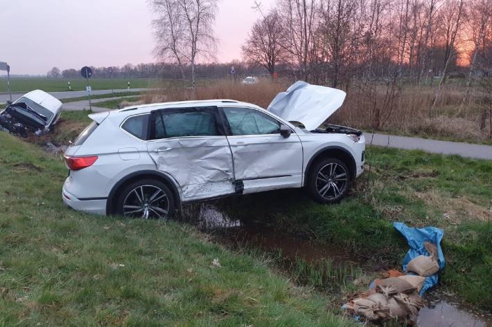 Seat mit Ford im Hintergrund - Beide Fahrzeuge zerstört