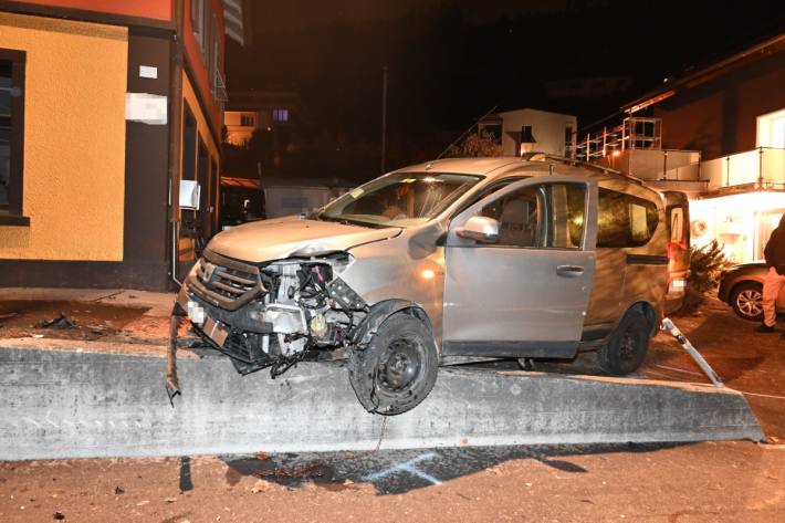 Ein Autofahrer hat gestern in Balgach SG zwei Selbstunfälle gebaut.