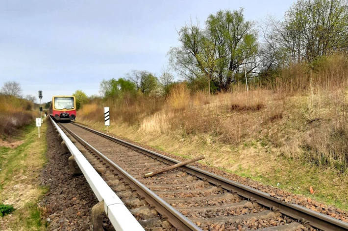 Spielende Kinder an S-Bahnstrecke