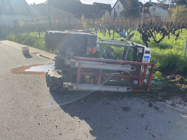 Traktor bei Unfall umgekippt