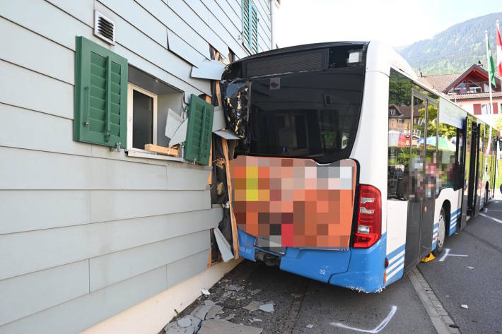 Der Bus ist gegen eine Hauswand geprallt