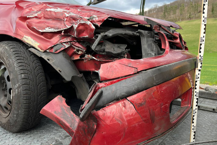 Beide Autos wurden stark beschädigt 