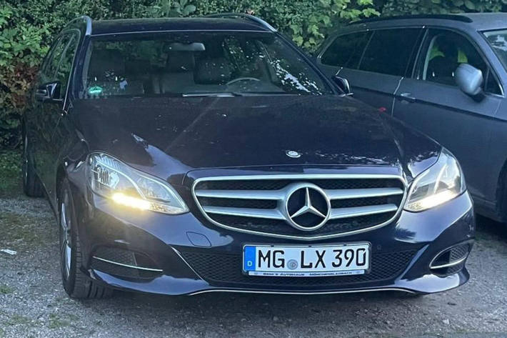 Mit diesem Mercedes ist der 15-Jährige unterwegs.