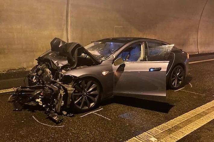 Frontalkollision zwischen zwei Personenwagen mit Folgekollision im Eggfluetunnel