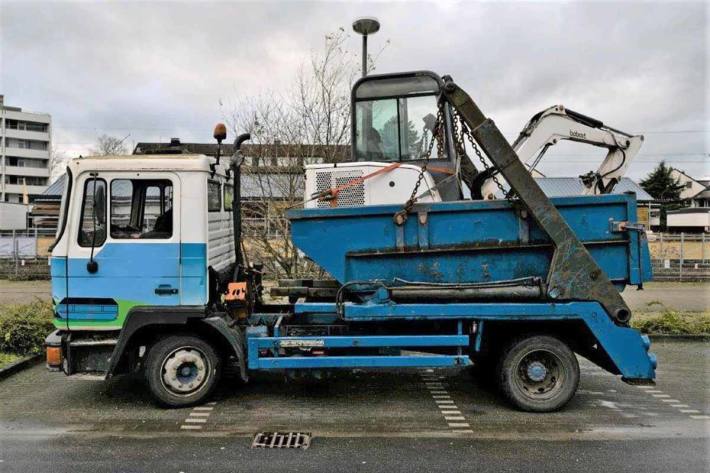 Der 65-Jährige transportierte mit seinem LKW einen Absetzcontainer, welcher wiederum mit einem ca. 3,5 Tonnen schweren Bagger beladen war