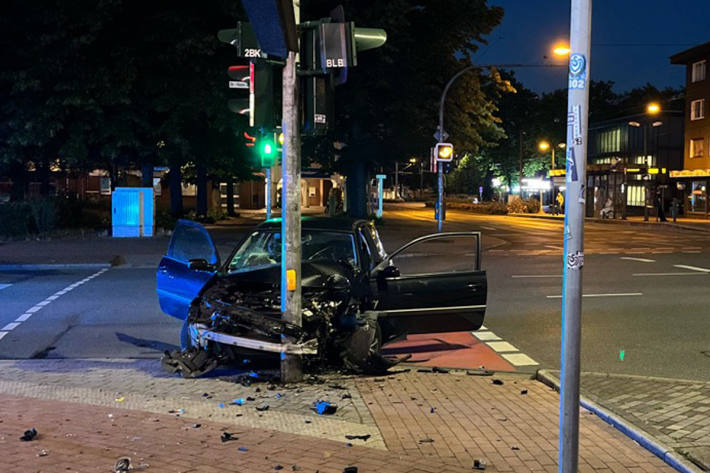 Der Fahrer und Beifahrer flüchteten aus dem verunfalltem Fahrzeug.