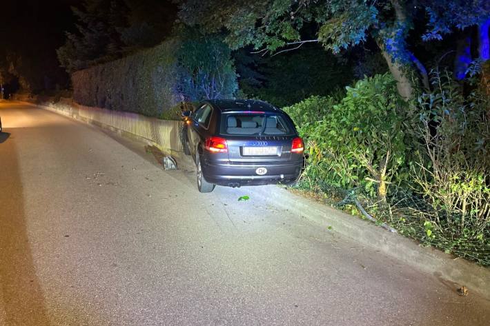 Junger Autofahrer nickt hinter dem Steuerrad ein.