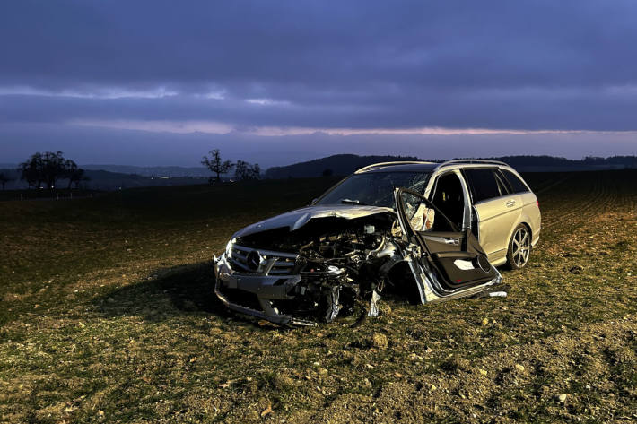 Die 28-jährige Lenkerin des Mercedes musste aus ihrem Auto befreit werden.