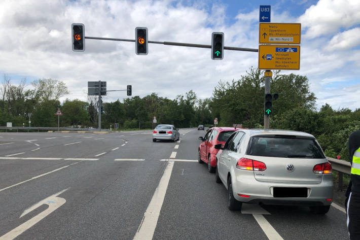 Am Unfall beteiligte Fahrzeuge auf der B9 bei Worms