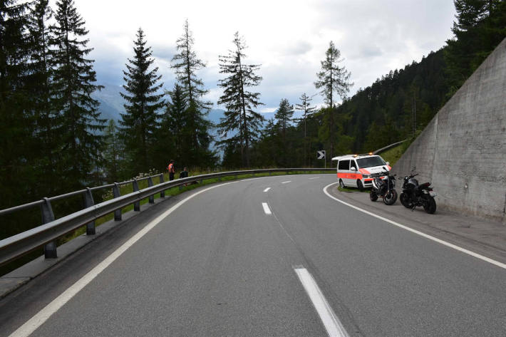 Motorrad mit Leitplanke kollidiert bei Davos Wiesen