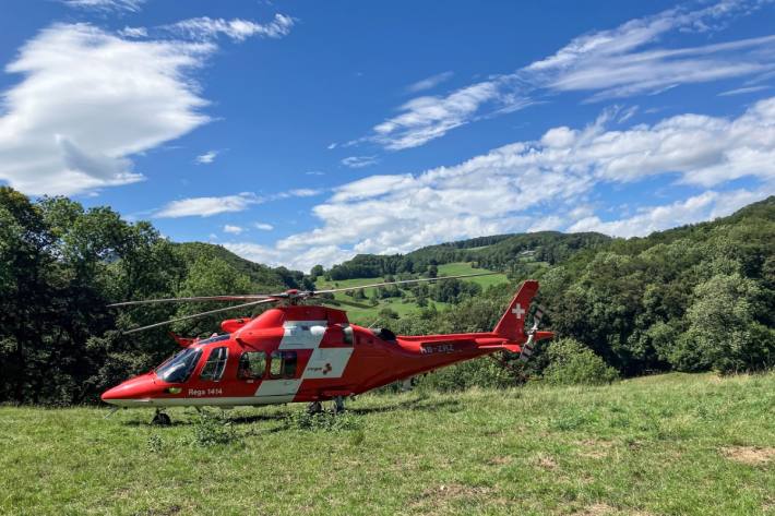 Der Einsatz mit der Rettungswinde gestaltete sich wegen des starken Windes anspruchsvoll.