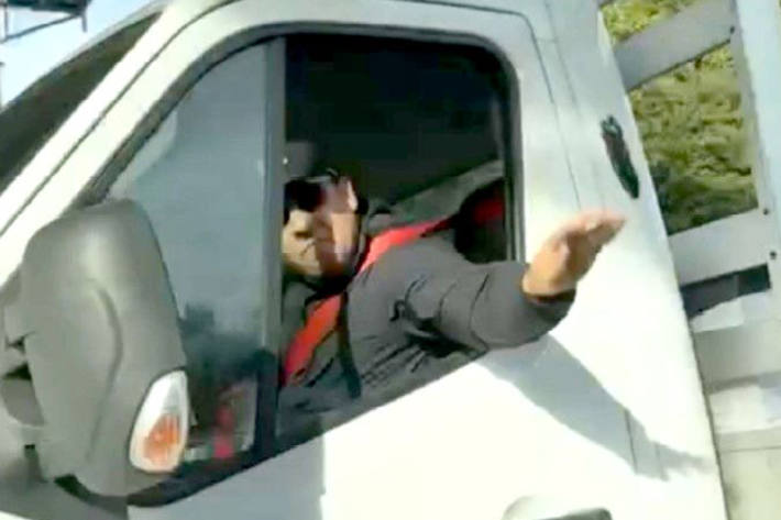 Dieser Mann warf vermutlich ein Messer auf einen Pkw.