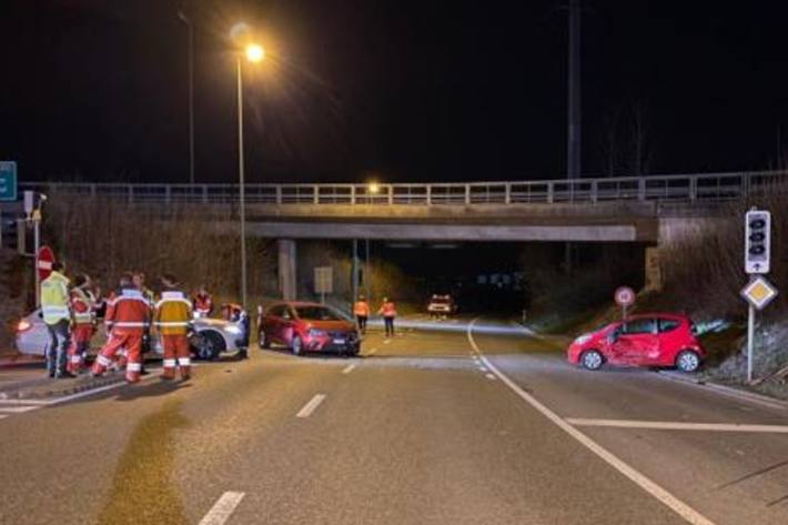 Beim heftigen Crash in Weiningen ZH wurde eine Frau schwer verletzt.