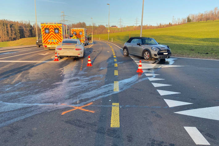 Heftige Kollision zwischen zwei Autos bei Baar