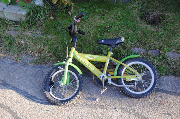 Das Fahrrad des 4-jährigen Knaben, der beim Unfall verletzt wurde.