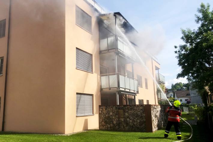 In Ermatingen verursachte ein Balkon-Brand einen grossen Sachschaden.