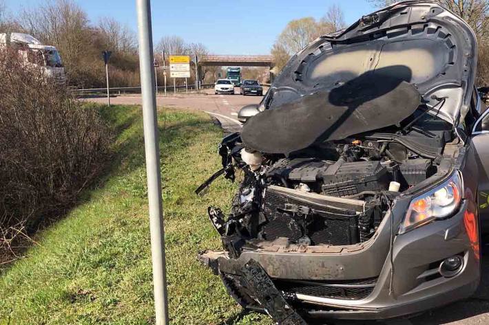 Bei der Kollision beider Fahrzeuge wurden in Hohen-Sülzen die Insassen schwer verletzt und in die Unfallklinik gebracht