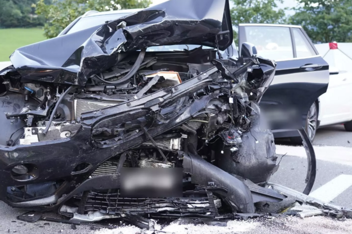 Sieben Verletzte nach heftigem Unfall