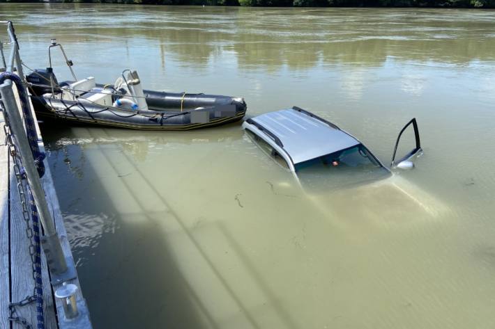 Beim Auswassern gerät gestern die ganze Fahrzeugkombination im Rhein.