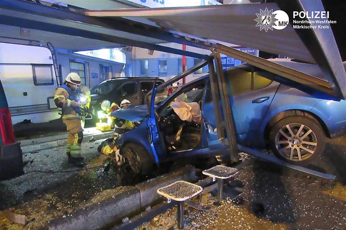 In Lüdenscheid kam der Mann nach rechts von der Straße ab, kollidierte mit einer Fußgänger-Ampel, schleuderte in ein Bushaltestellenhäuschen 