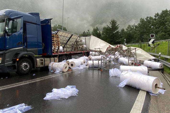 Lastwagen verliert Ladung auf der Autobahn A13 bei Mesocco