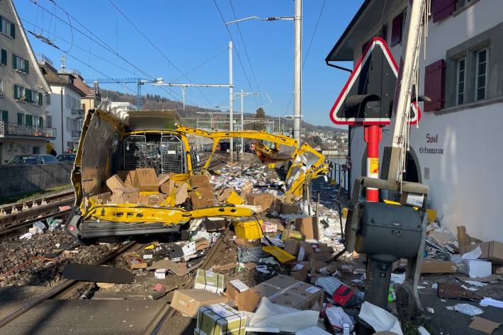 In Horgen ZH ist es heute zu einem Unfall zwischen Lieferwagen und Zug gekommen.