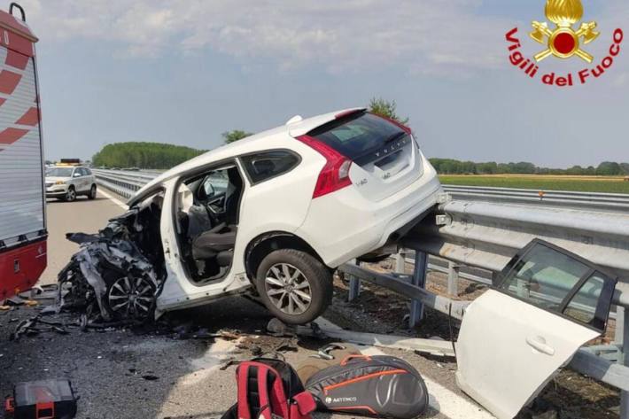 Bei einem tragischen Verkehrsunfall in Italien sind zwei Menschen gestorben und drei verletzt worden.