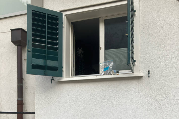 Durchs Fenster eingebrochen